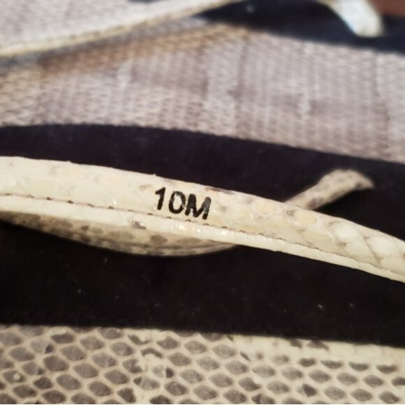 Stuart Weitzman Dayo Serpent Thong Sandals, Size 10 - Picture 9 of 9